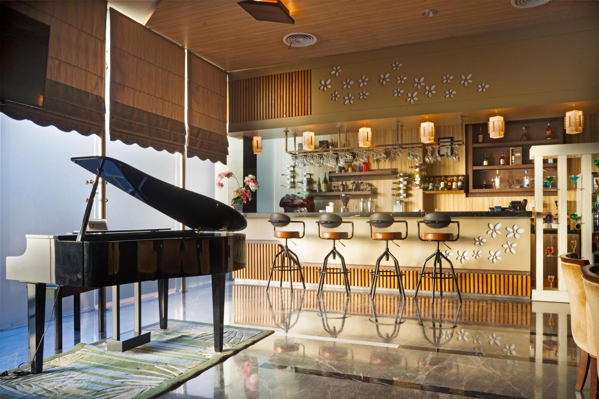 Nagoya Hill Hotel Batam Экстерьер фото