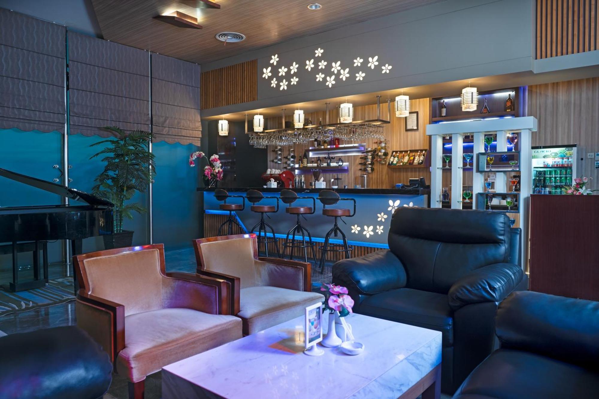 Nagoya Hill Hotel Batam Экстерьер фото