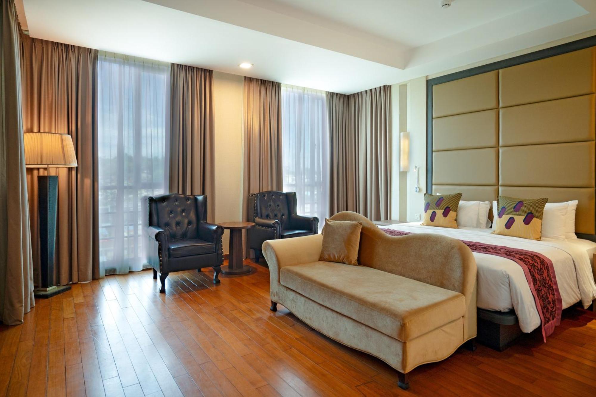Nagoya Hill Hotel Batam Экстерьер фото