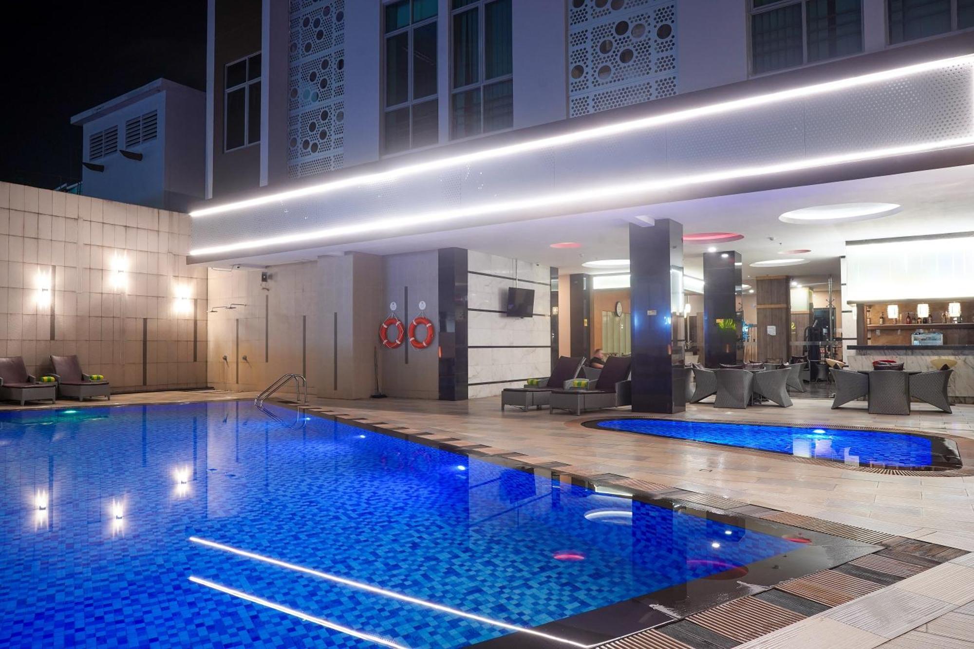 Nagoya Hill Hotel Batam Экстерьер фото