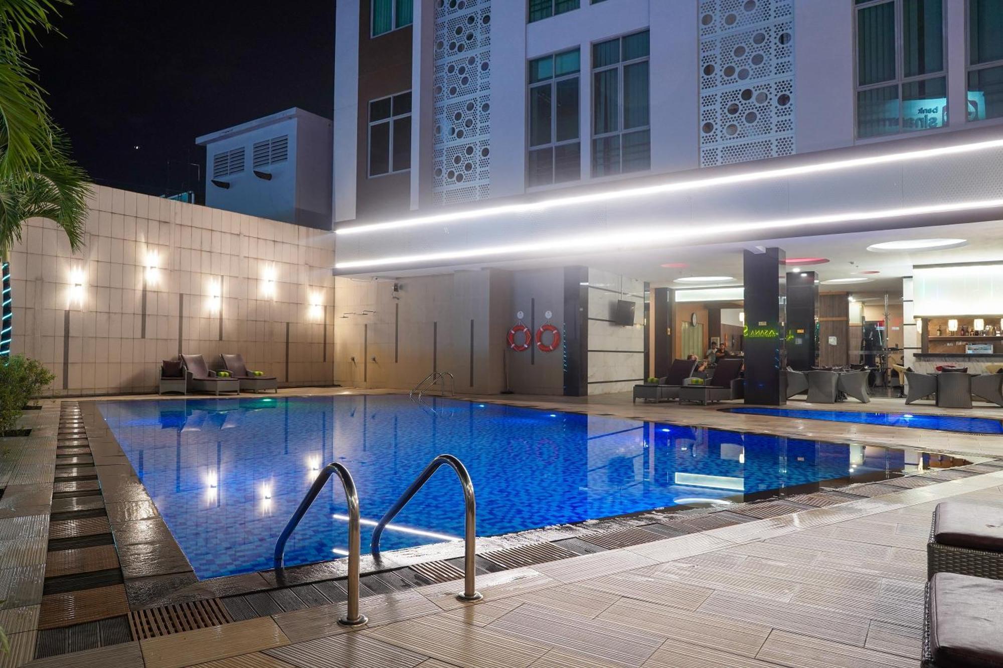 Nagoya Hill Hotel Batam Экстерьер фото