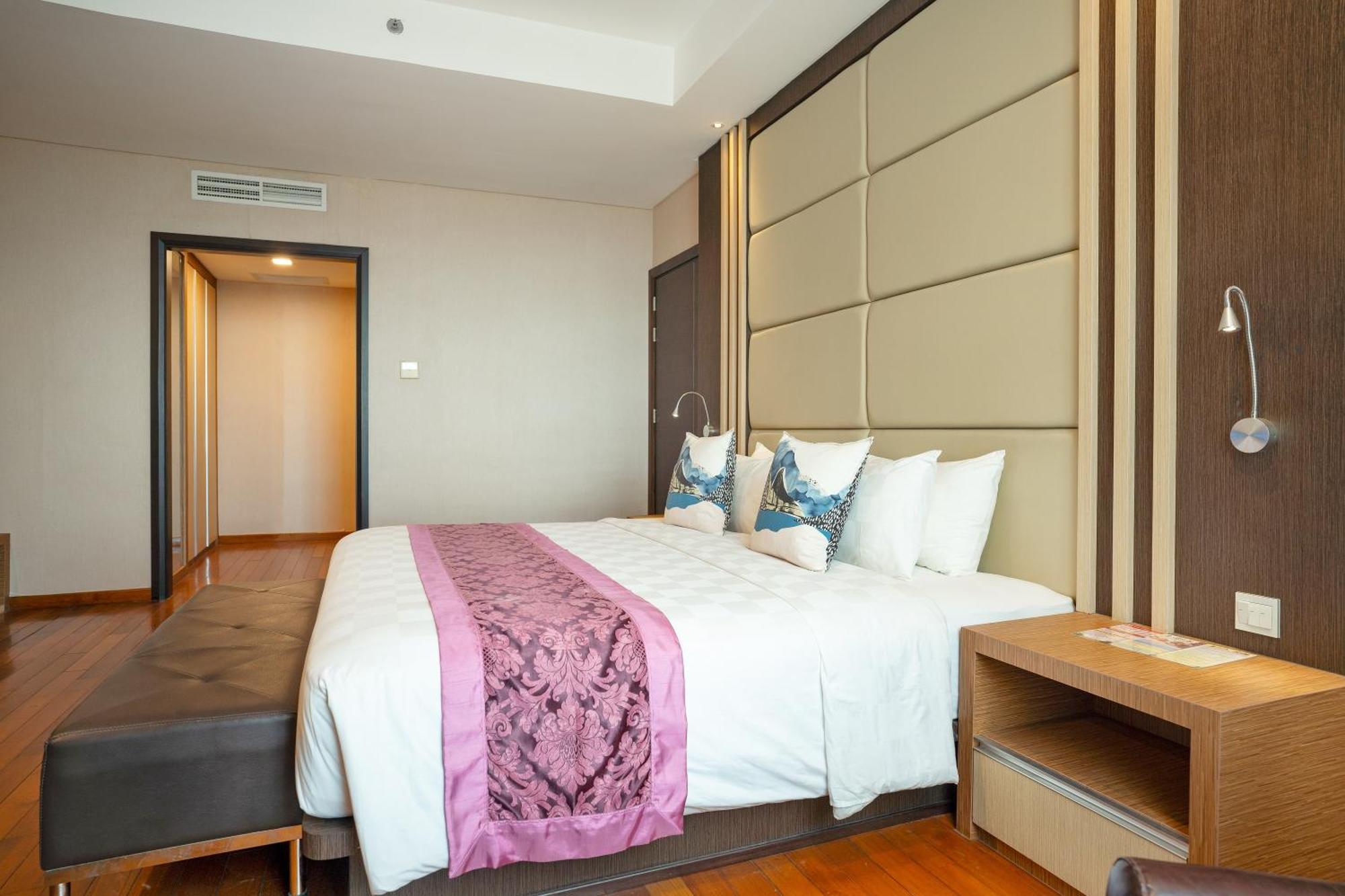 Nagoya Hill Hotel Batam Экстерьер фото